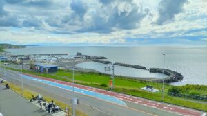 道の駅 石狩あいろーど厚田の展望デッキから見た厚田海浜プールと海岸