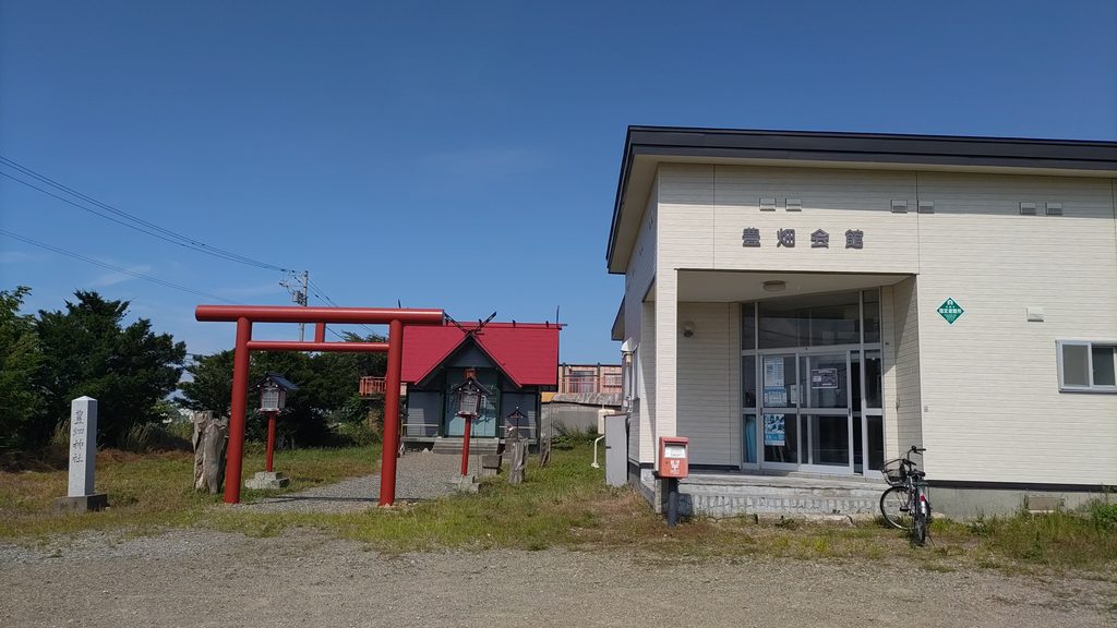 豊畑会館の隣にある豊畑神社の鳥居と社殿