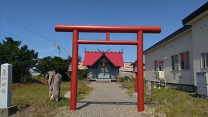 赤い鳥居の奥に見える豊畑神社の社殿