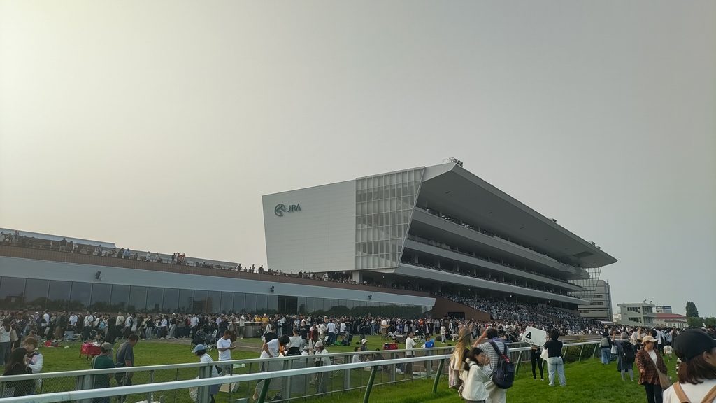 芝コース上から見た札幌競馬場のスタンドと来場者