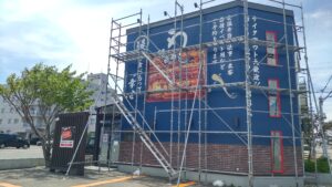 札幌市東区伏古2条3丁目3-10の建物外観。うなぎの成瀬の看板が残る建物に足場が組まれている様子。