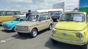 様々な旧車が展示された屋外展示
