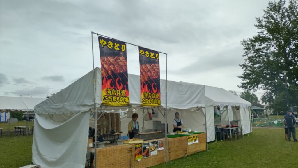 芝生の上に屋台が並ぶ燃えれ！わが街2026の会場1