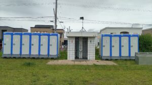 札苗東公園の既設トイレと両側に並ぶ仮設トイレ