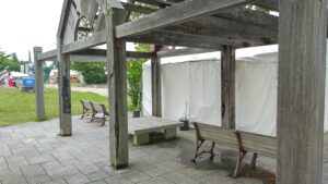札苗東公園内の木製パーゴラとベンチがある休憩場所
