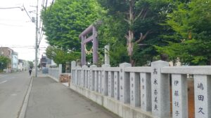 札幌村神社の玉垣と鳥居