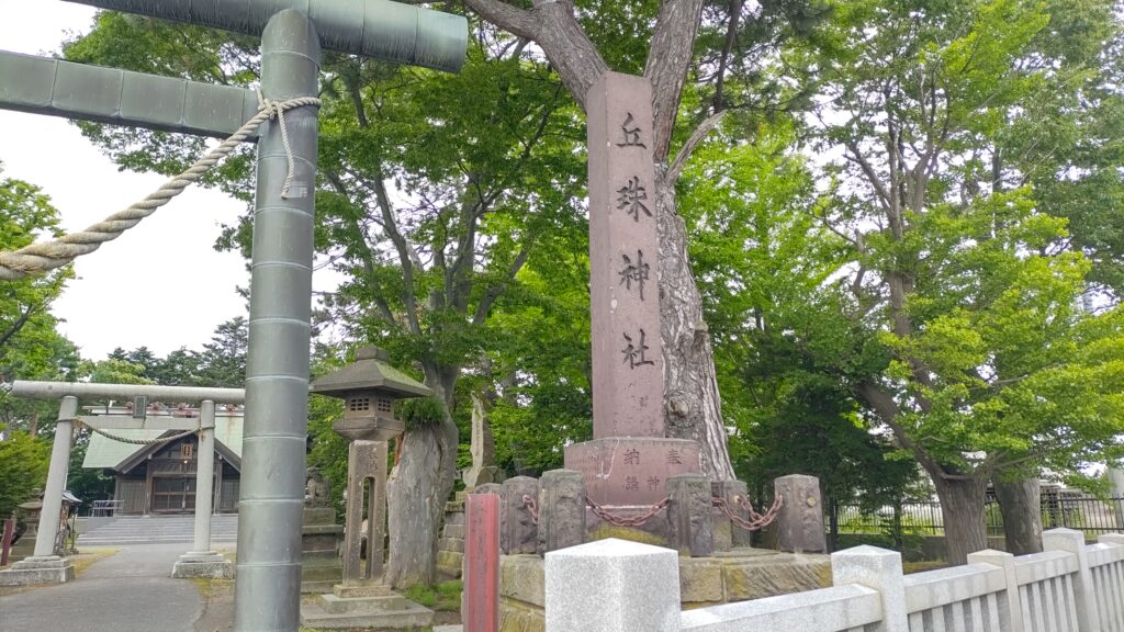 道路沿いにある丘珠神社の鳥居と「丘珠神社」の社号標