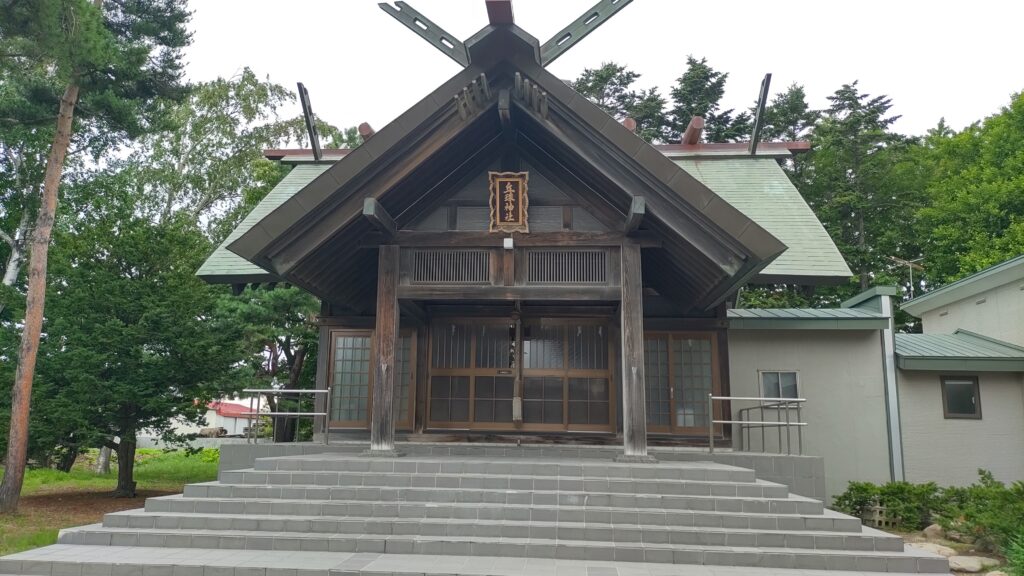 丘珠神社境内の奥に建つ木造の社殿
