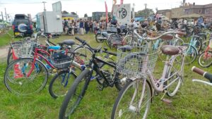 会場西側の駐輪場に並ぶ多数の自転車