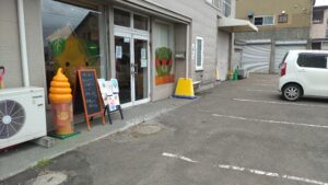 みきゃんパーク札幌の店舗入口と入口前の駐車スペース