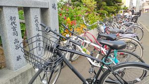 札幌村神社前の臨時駐輪スペースに並ぶ自転車