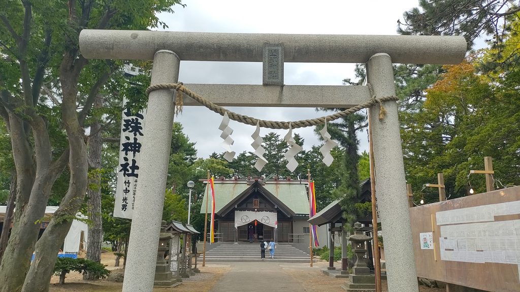 しめ縄と紙垂が飾られた丘珠神社の鳥居と、その奥に見える社殿