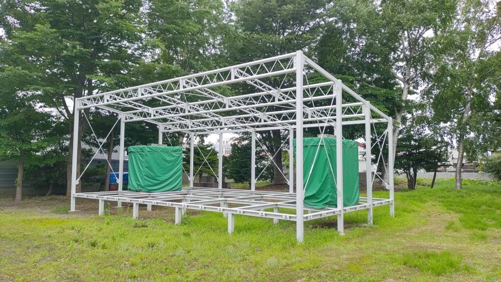 丘珠神社の境内に設置された白い骨組みのステージ設備
