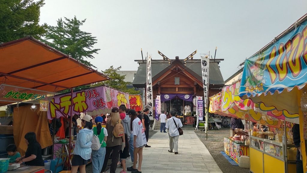 札幌村神社の参道の左右に並ぶ例大祭の露店
