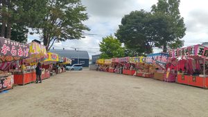 丘珠神社の普段の駐車スペースの両側に、からあげや五目焼きそばなどの露店が並ぶ例祭当日の様子