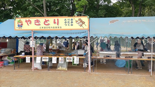 北栄連合町内会直営のやきとりブースと大パック1,000円、小パック600円の価格表示