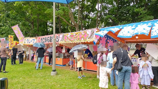 クレープ、たこ焼き、チョコバナナなどの屋台が並ぶ美香保夏まつりの一般屋台エリア