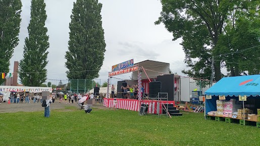 小学生のラムネ早飲み大会が行われている美香保夏まつりのメインステージ