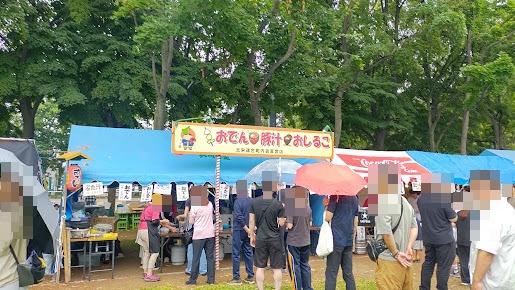 おでん、豚汁、おしるこを各350円で販売する北栄連合町内会のブース