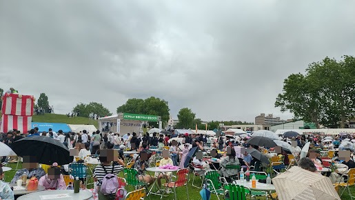 小雨が降るなかでも、ステージ前の椅子やテーブルは多くの来場者でにぎわっていました。