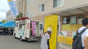 アイスクリームのキッチンカーと軽食を販売する飲食ブース