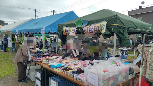 テント下に手作りの小物や衣類が並ぶフリーマーケット