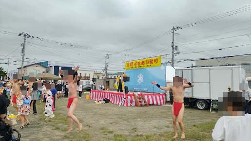 赤いふんどし姿で踊る北大よさこいチーム「縁」の演者