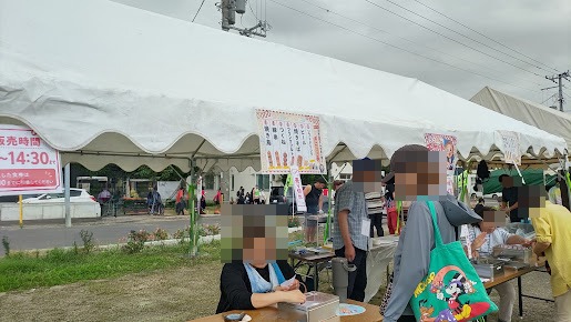 商品と価格の掲示がある町内会の飲食販売ブース