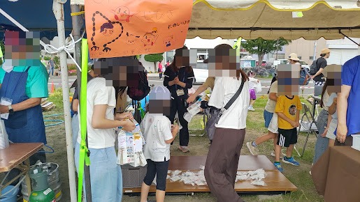 手書き看板のある子ども向けコーナー