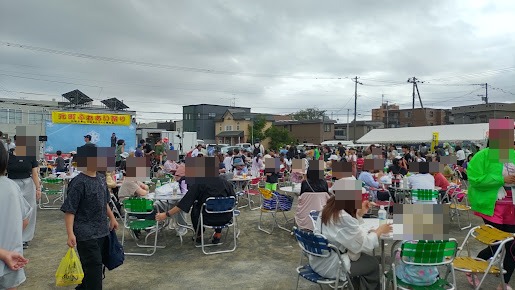 会場中央のテーブル席