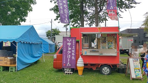 美瑛牛乳を使ったソフトクリームを販売する赤いキッチンカー