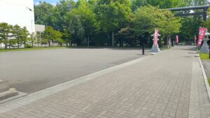 烈々布神社の参道と境内の様子