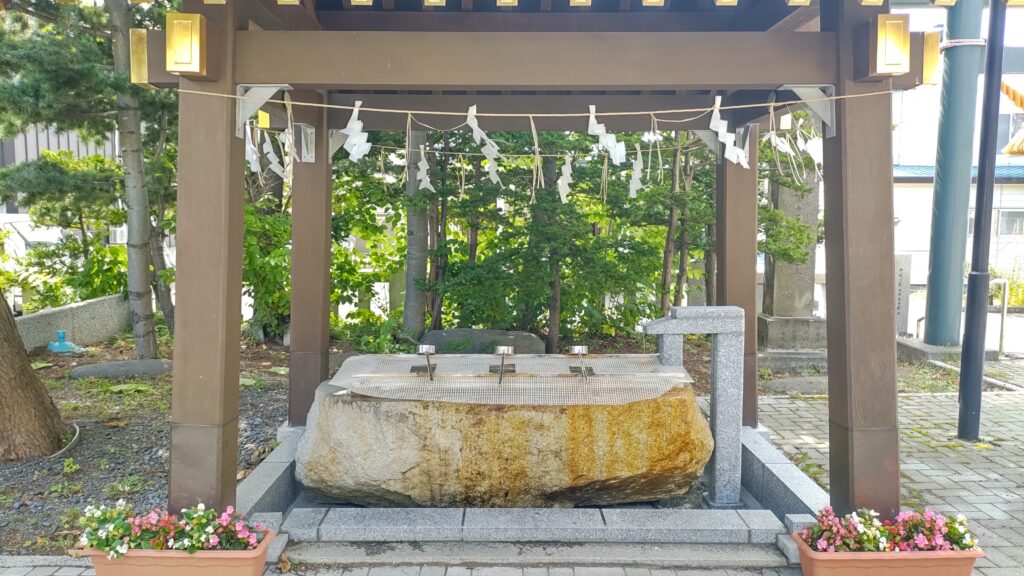 烈々布神社境内の手水舎