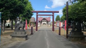 苗穂神社の鳥居と左右の狛犬、その奥に見える本殿