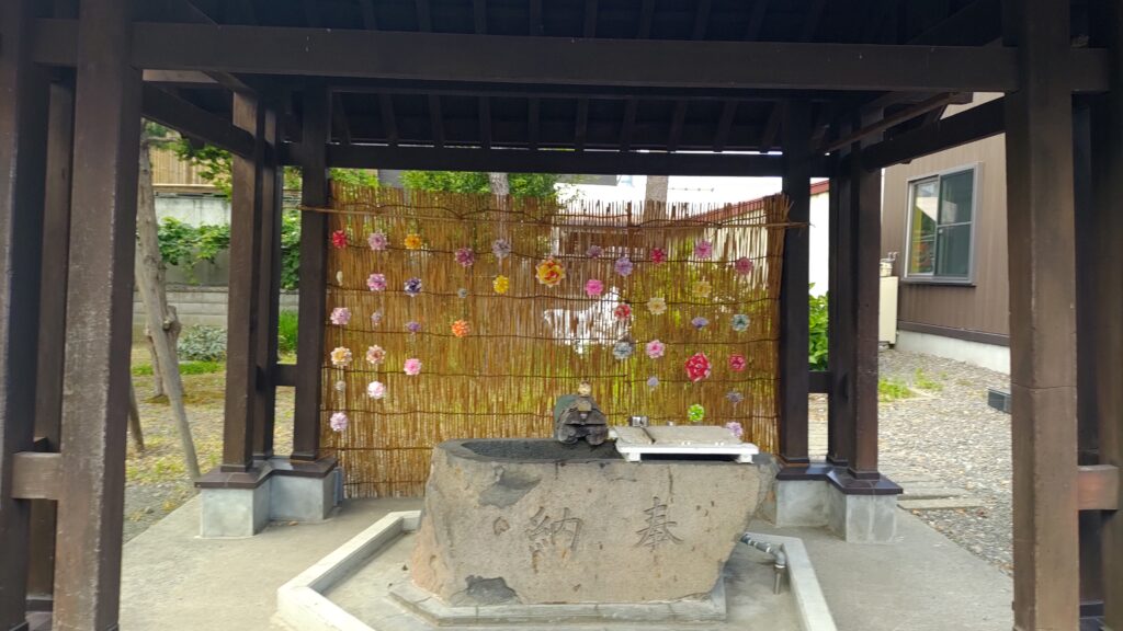苗穂神社の手水舎と石造りの手水鉢