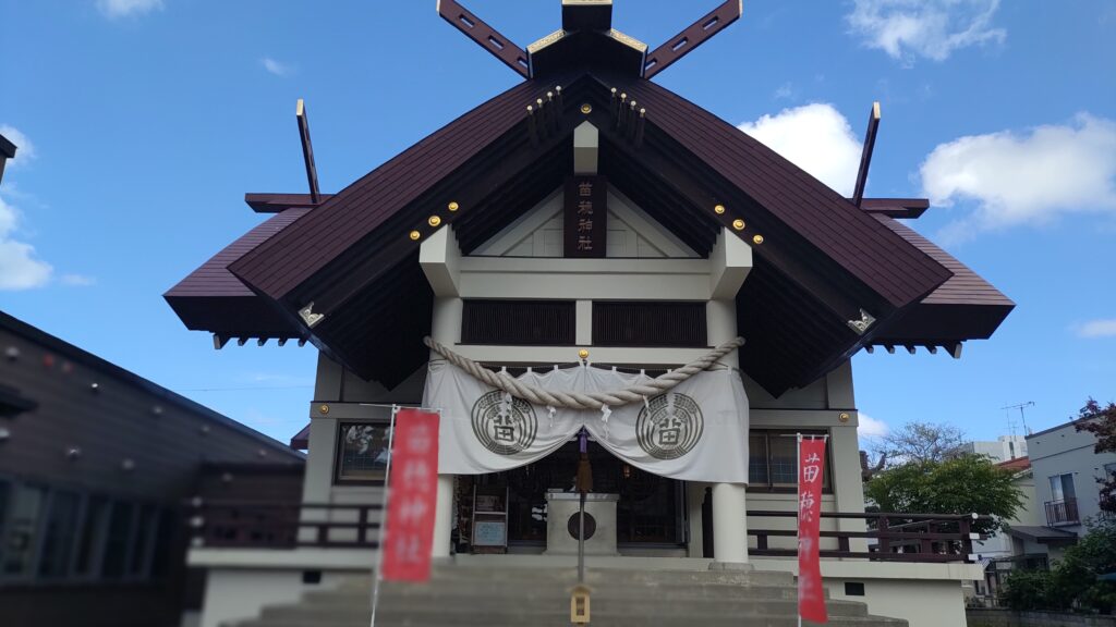 正面から見た苗穂神社の本殿としめ縄