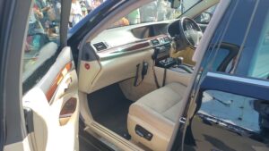 覆面パトカーの内部。防弾仕様で、実際にドアを開け閉めすると重みを感じた。