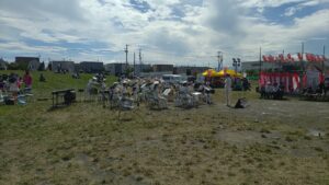 雁穂公園の会場で演奏する北海道警察音楽隊と、周囲で演奏を楽しむ来場者