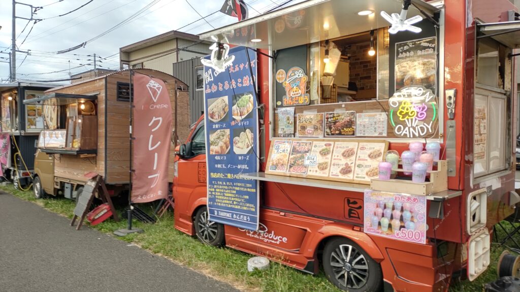 たこ焼きとクレープを販売する2台のキッチンカー