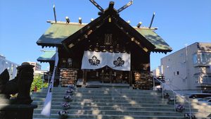 札幌諏訪神社の社殿と花が飾られた石段