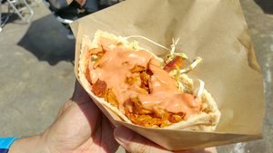 会場で購入した800円のケバブサンド。パンの中に肉とキャベツがたっぷり入り、ソースがかかっている