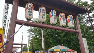 苗穂神社の提灯が飾られた例大祭当日の鳥居と露店