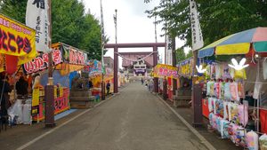 苗穂神社の参道両側に並ぶ例大祭の露店と本殿