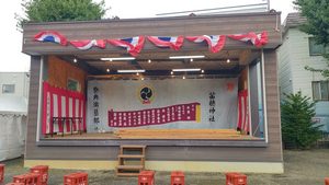 苗穂神社例大祭の奉納演芸が行われる境内のステージ