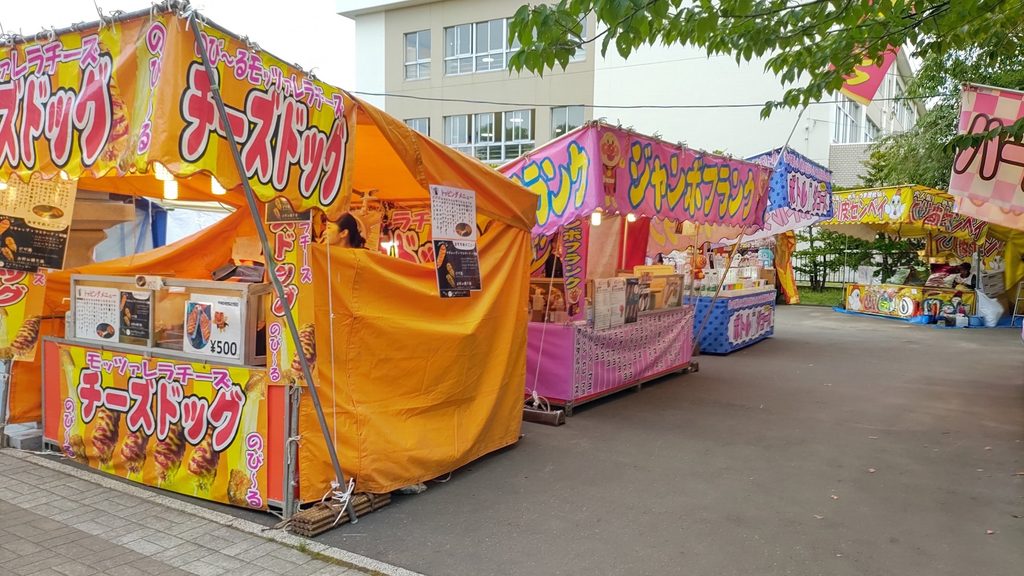 烈々布神社の境内に並ぶチーズドッグや縁日などの露店