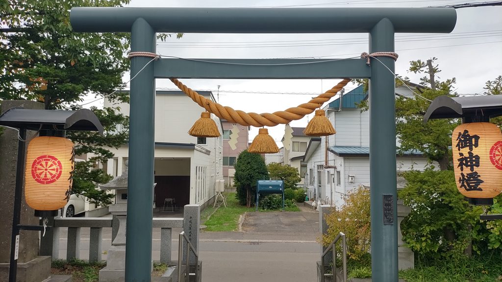 御神燈が設置された烈々布神社西側の鳥居