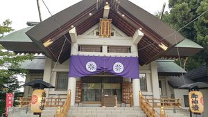 御神燈が設置された例祭当日の烈々布神社本殿