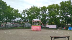 盆踊り開始前のやぐらと、来場者がまだ少ない広場