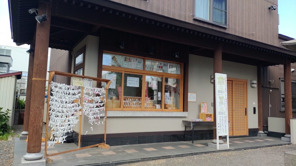 苗穂神社の社務所と授与所、おみくじが結ばれた場所