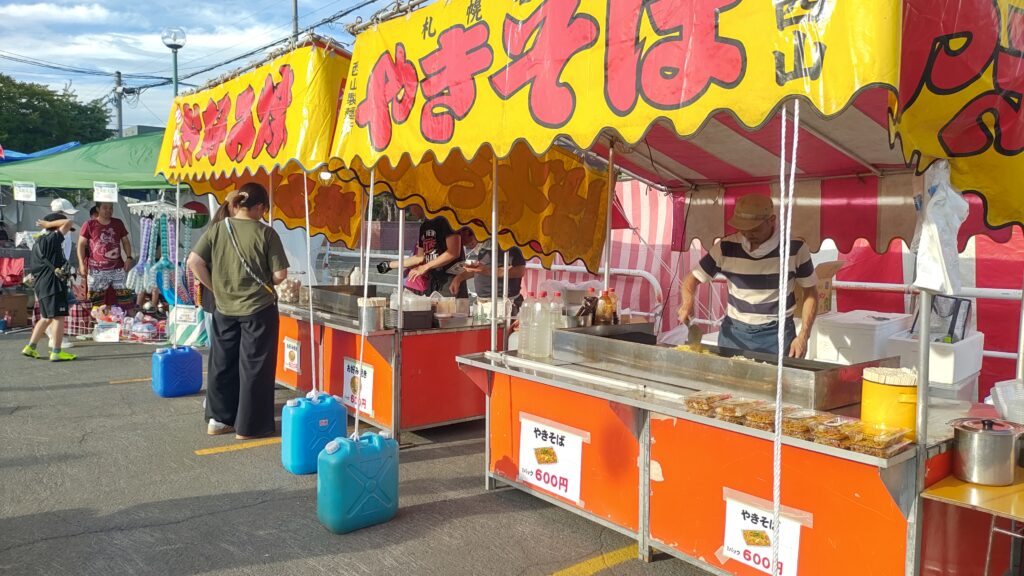 北栄盆踊り大会で焼きそばとお好み焼きを調理する露店